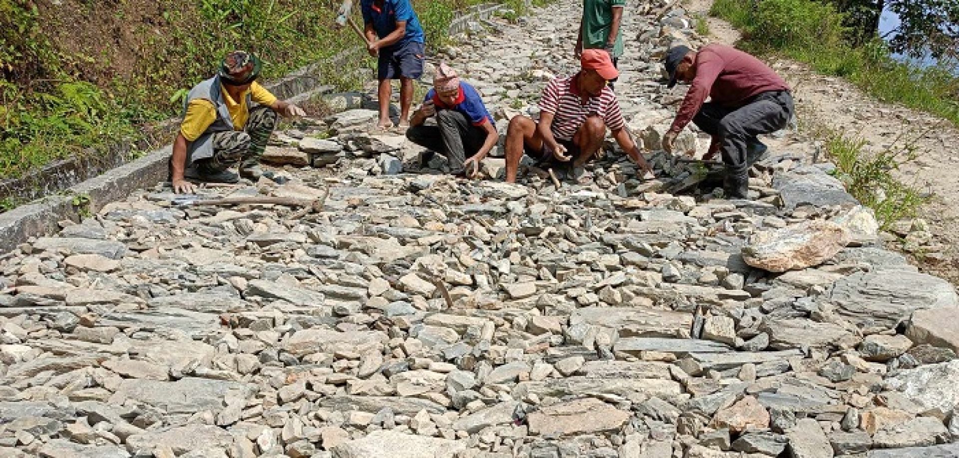 ठेकेदारले अलपत्र पारेको सडक श्रमदान गरेर मर्मत